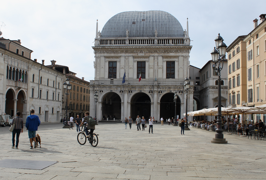 brescia-piazza-de-la-loggia-foran-raadhuset